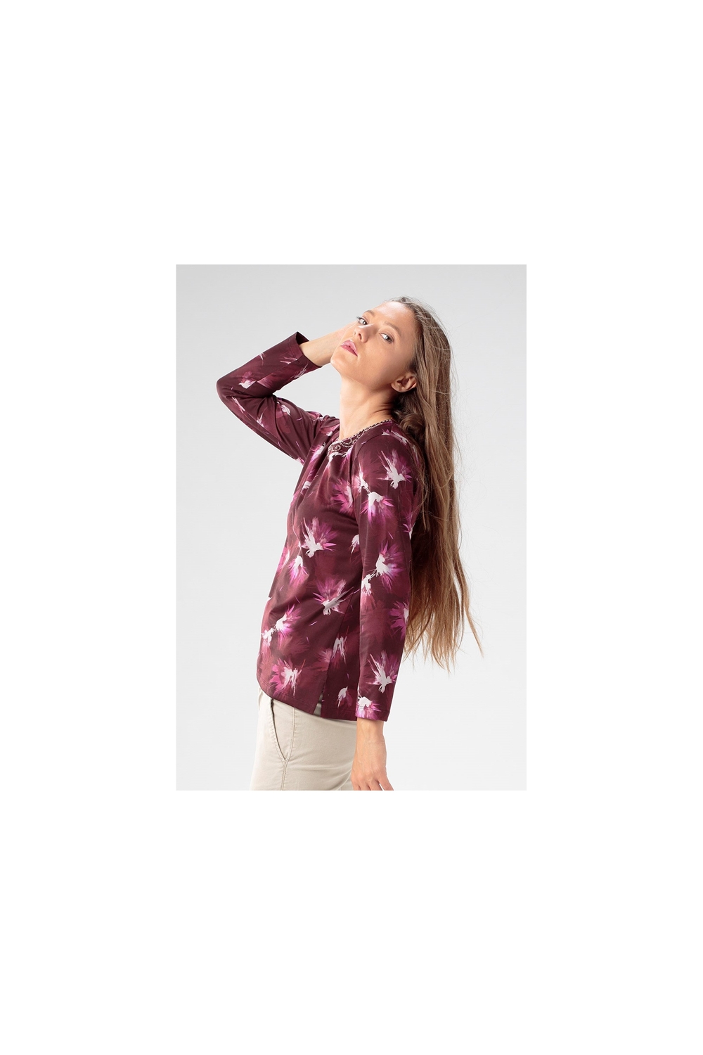 t-shirt-girocollo-manica-lunga-con-disegno-sterlizia-e-applicazione-perline-nel-collo (1)