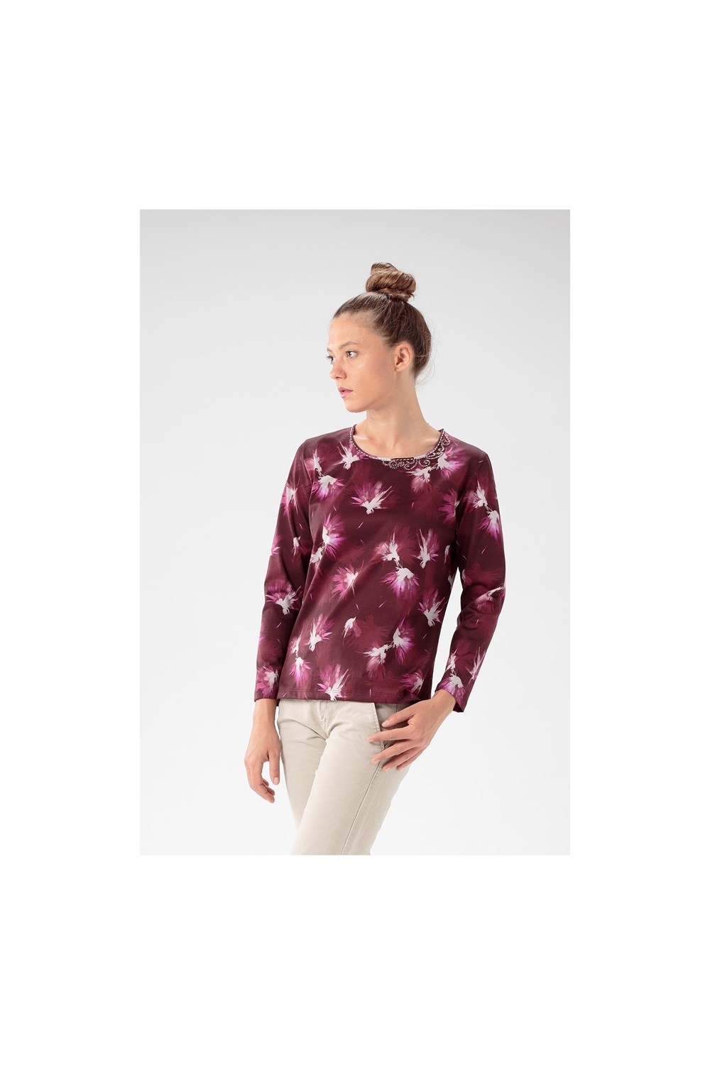 t-shirt-girocollo-manica-lunga-con-disegno-sterlizia-e-applicazione-perline-nel-collo (2)